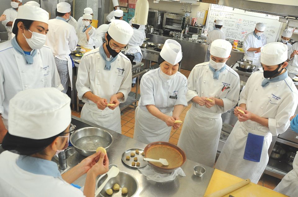 宮廷菓子 伝統の技を受け継ぎました O 学校法人 新島学園 沖縄調理師専門学校