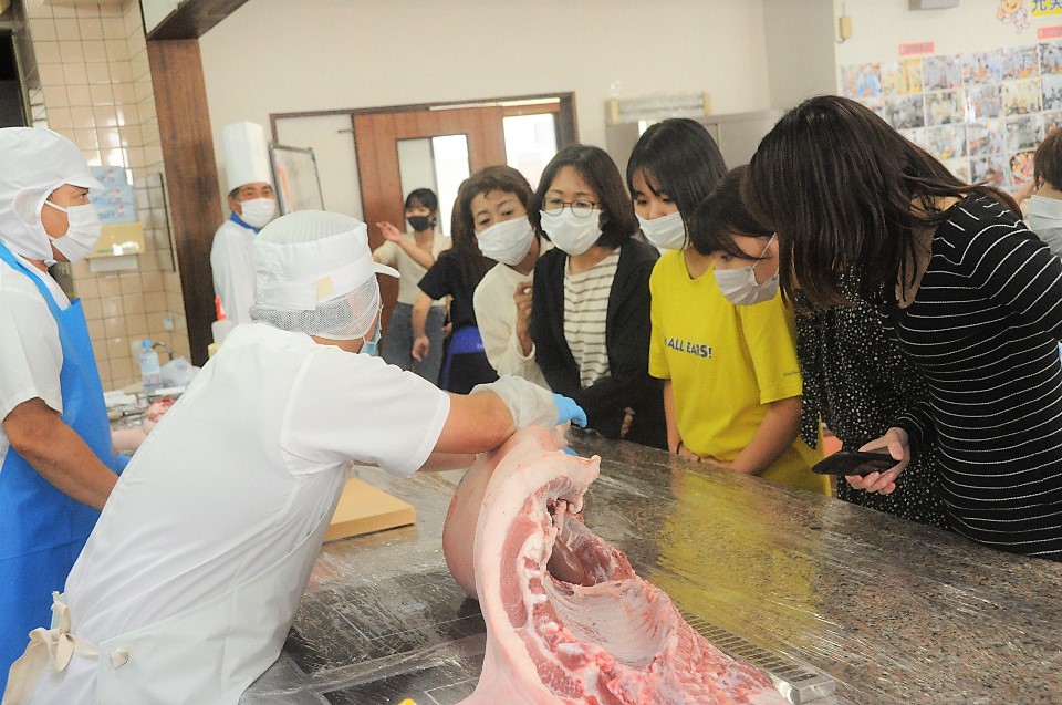 大きな豚！こうやってお肉にわかれるのか！？ 豚の解体特別授業 - 学校 