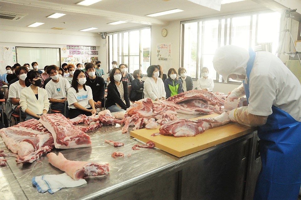大きな豚！こうやってお肉にわかれるのか！？ 豚の解体特別授業 - 学校 