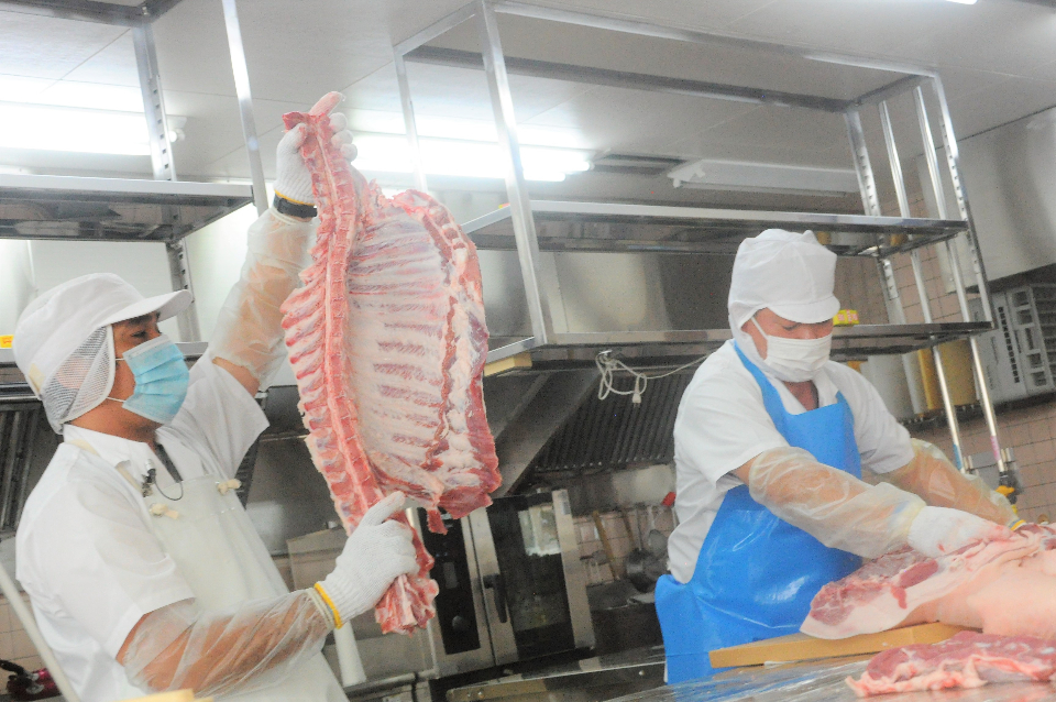 大きな豚！こうやってお肉にわかれるのか！？ 豚の解体特別授業 - 学校 